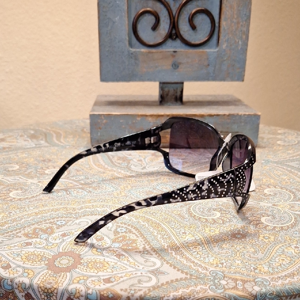 Chic Blk/Gray Jeweled Patterned Sunglasses. NWT